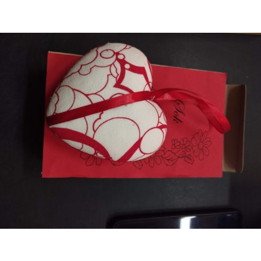 Kézműves ajándék piros-fehér mintájú szív (nagyobb) dobozzal