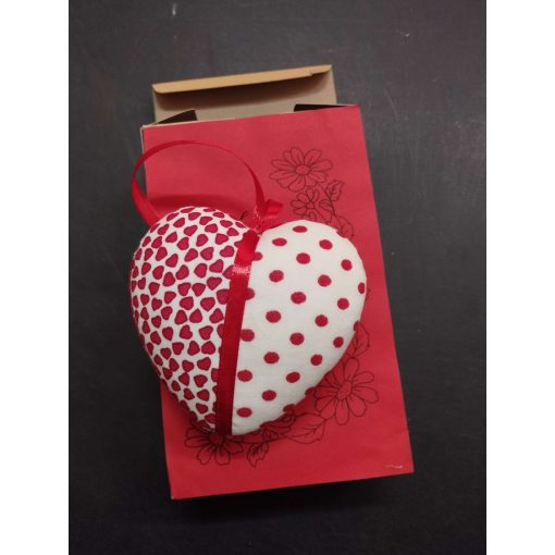 Kézműves ajándék kis pöttyes-szíves mintájú szív dobozzal